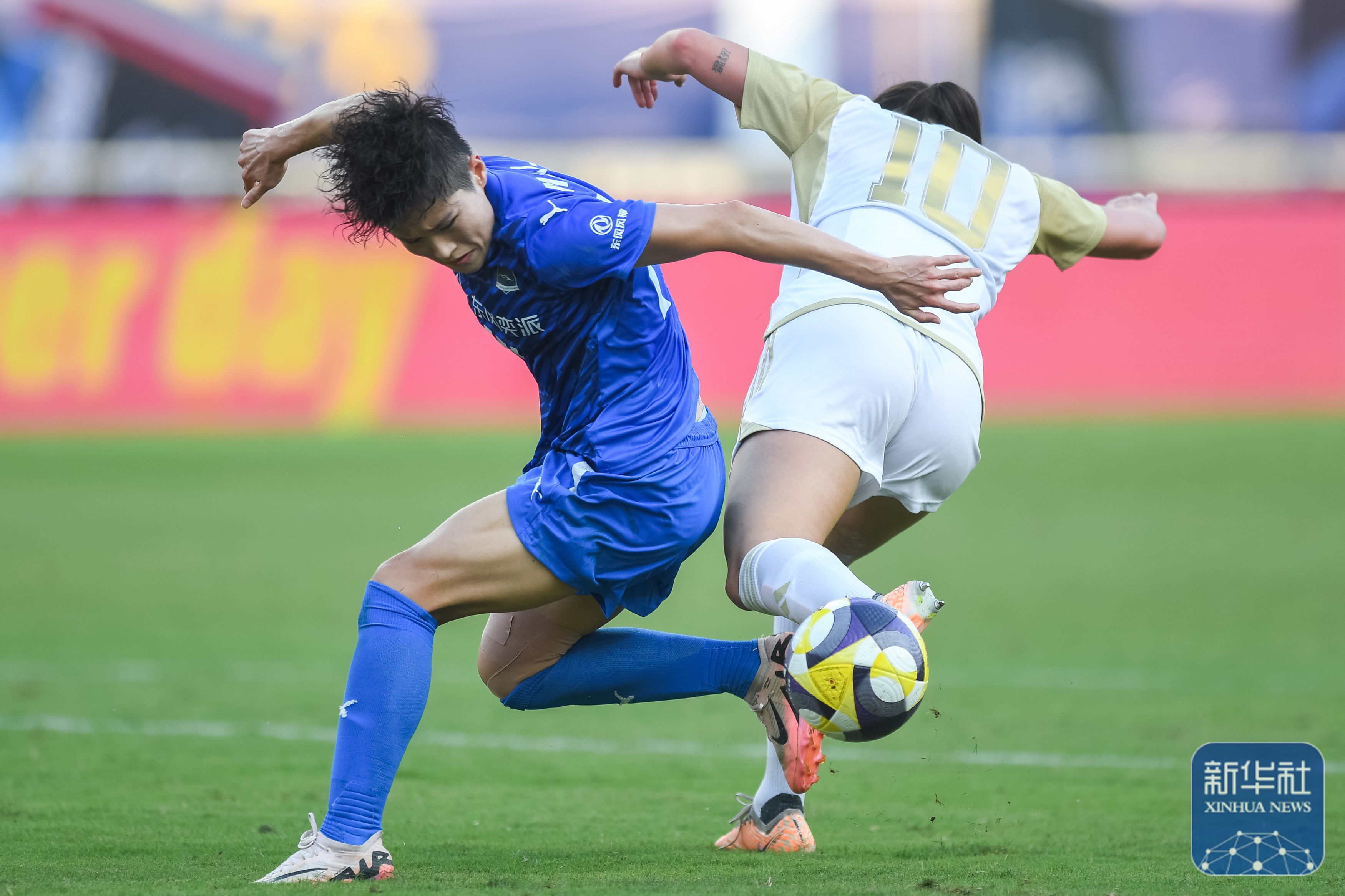 包含武汉三镇迎足总杯关键赛，今夜防线松动，更衣室稳定，球队文化再被提及的词条